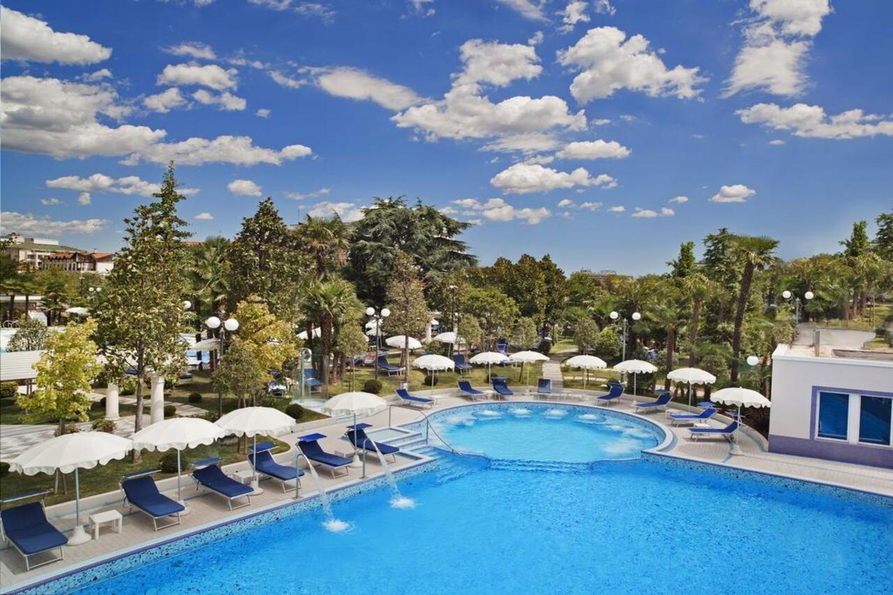 Grand Hotel Trieste & Victoria Abano Terme Luaran gambar The swimming pool at the hotel