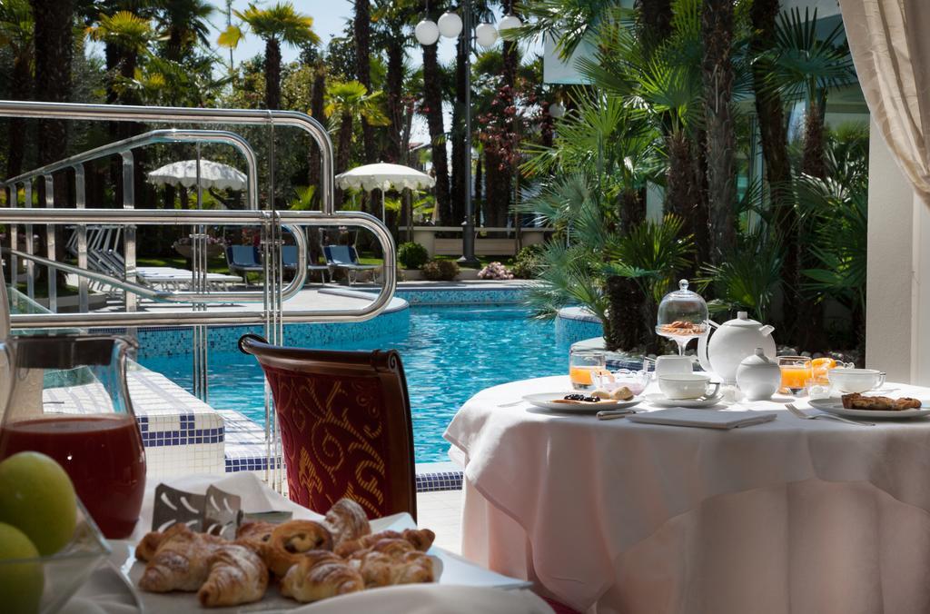 Grand Hotel Trieste & Victoria Abano Terme Luaran gambar The pool at the hotel