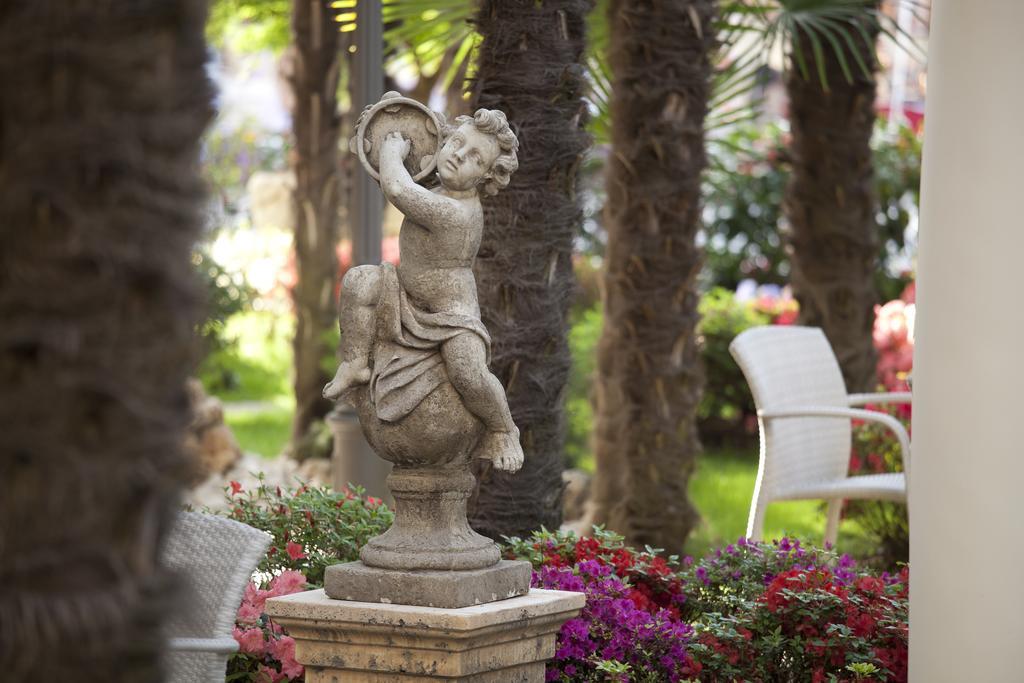 Grand Hotel Trieste & Victoria Abano Terme Luaran gambar A statue in the garden