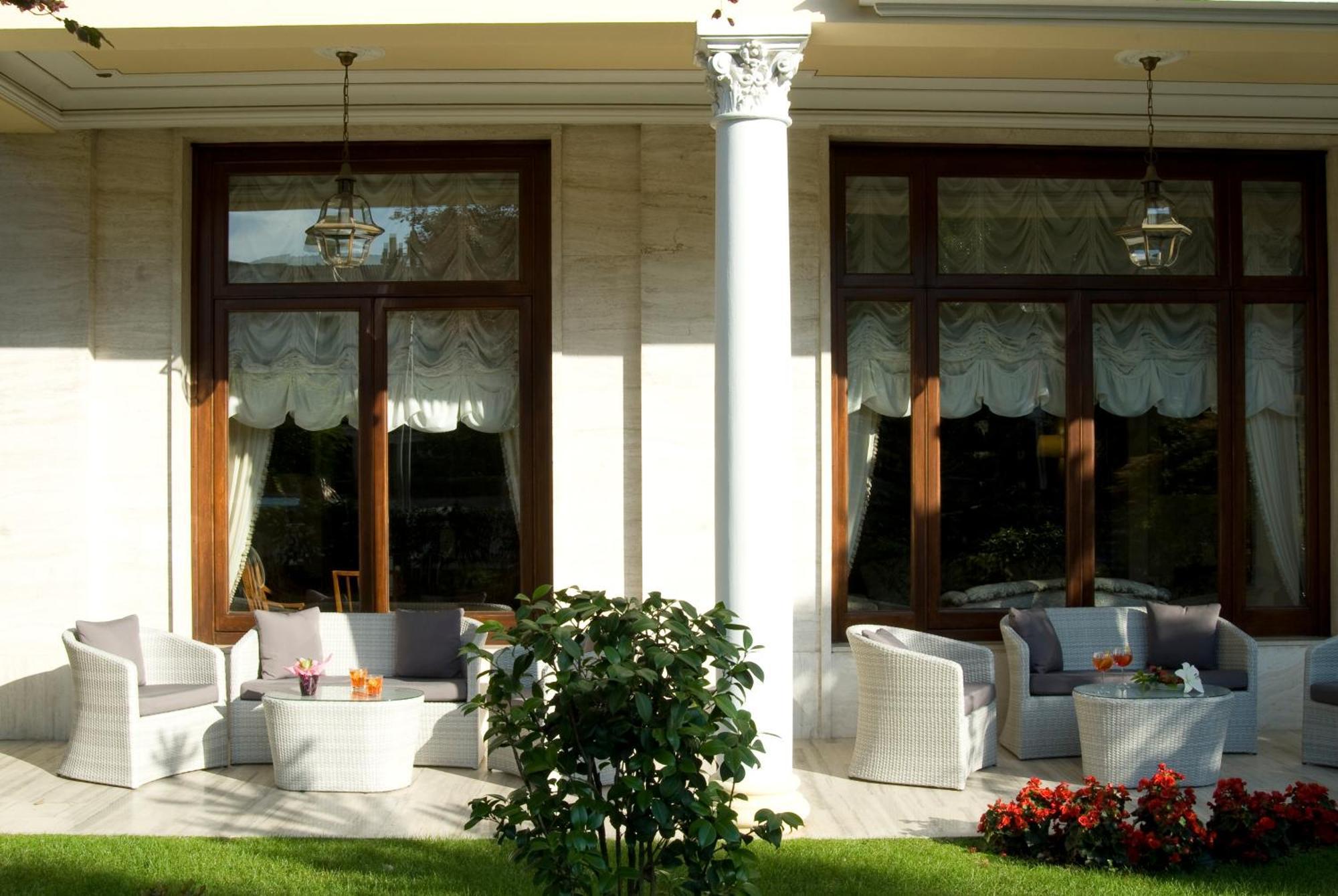 Grand Hotel Trieste & Victoria Abano Terme Luaran gambar The veranda of the hotel