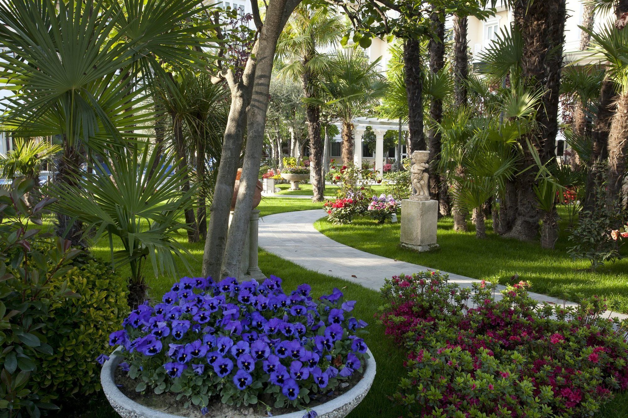 Grand Hotel Trieste & Victoria Abano Terme Luaran gambar The gardens of the hotel