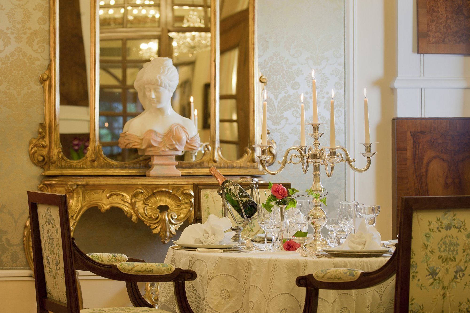 Grand Hotel Trieste & Victoria Abano Terme Restoran gambar A table set for afternoon tea at the Imperial Hotel, Vienna