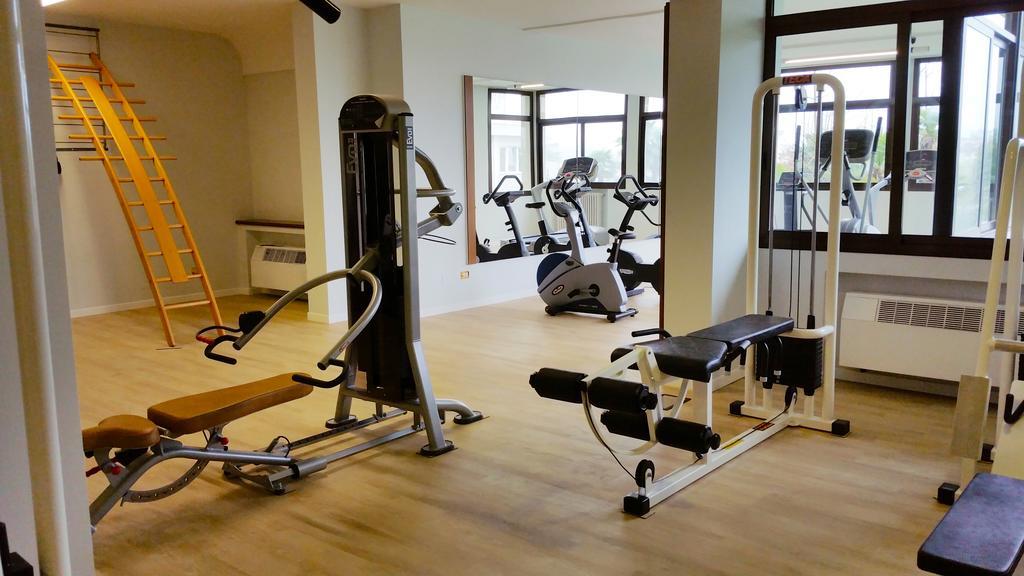 Grand Hotel Trieste & Victoria Abano Terme Luaran gambar A gym in a hotel