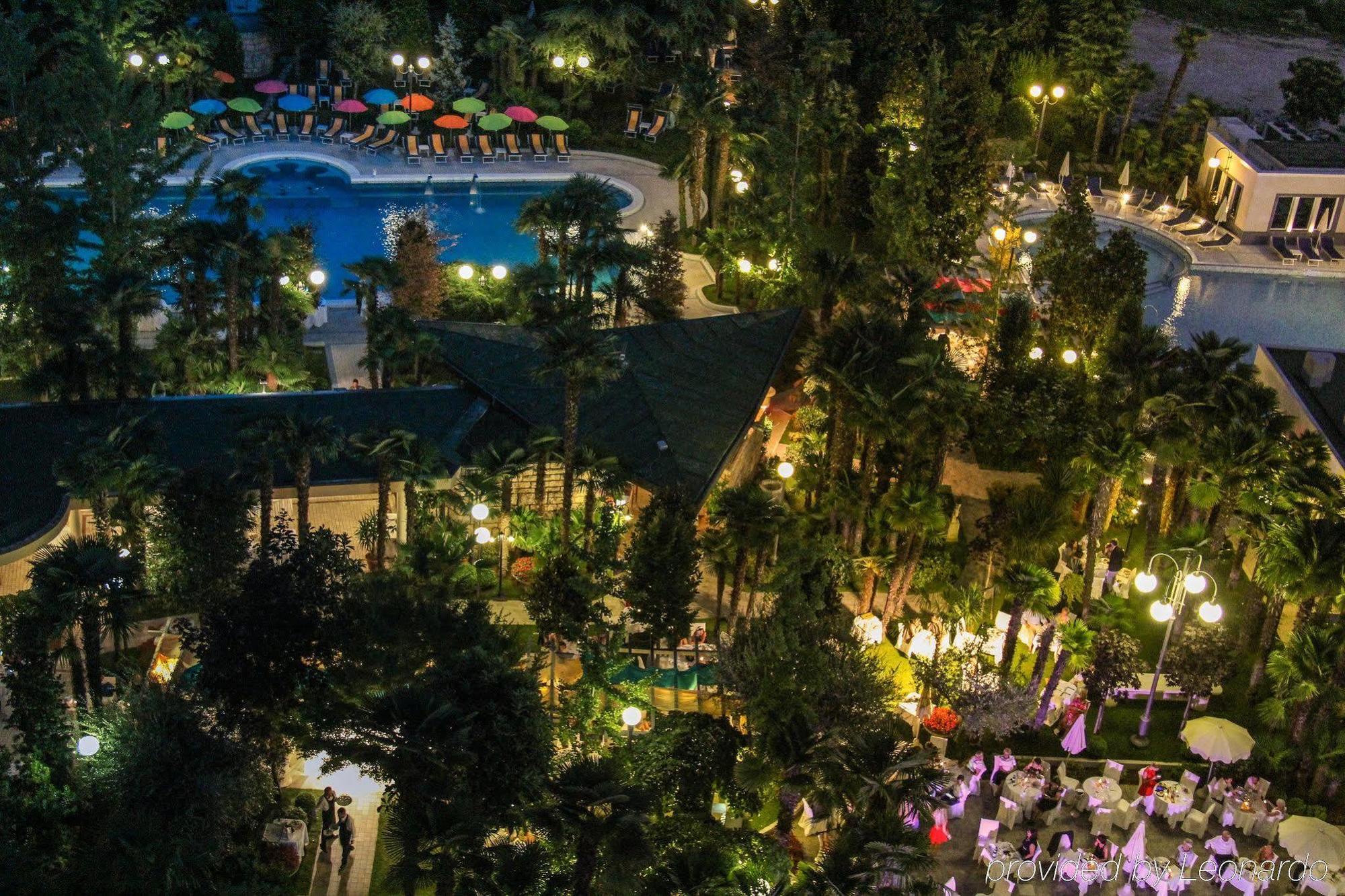 Grand Hotel Trieste & Victoria Abano Terme Luaran gambar The resort at night